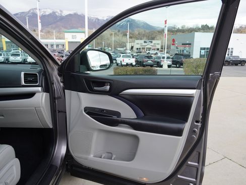 Used 2019 Toyota Highlander XLE image 24