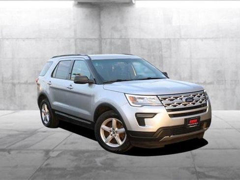 Used 2018 Ford Explorer XLT image 2