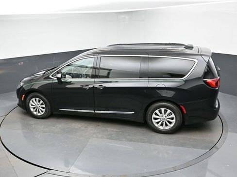 Used 2017 Chrysler Pacifica Touring-L image 19