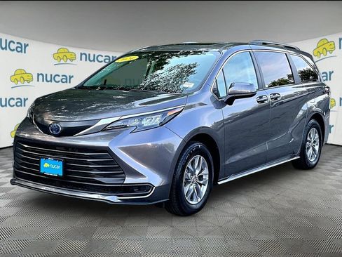 Used 2024 Toyota Sienna LE w/ LE Plus Package AWD/4WD image 3