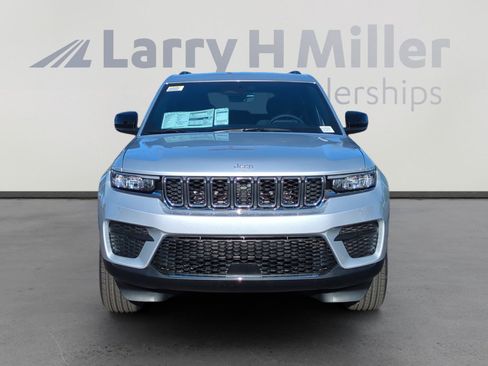 New 2025 Jeep Grand Cherokee Laredo w/ Luxury Tech Group I image 8