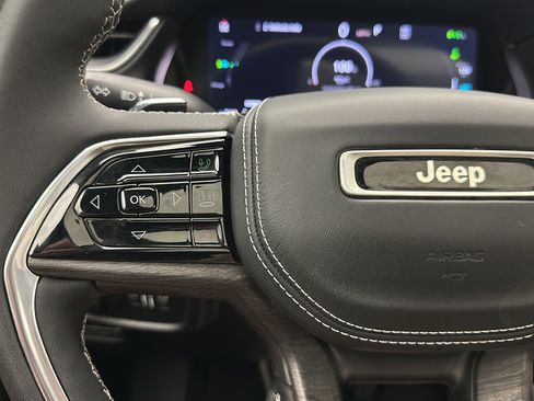 Used 2023 Jeep Grand Cherokee Overland AWD/4WD image 19