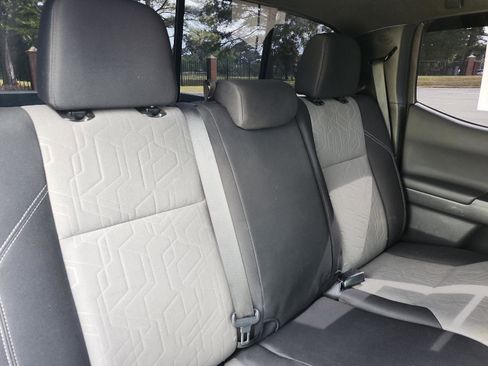 Used 2023 Toyota Tacoma TRD Off-Road w/ Technology Package AWD/4WD image 10