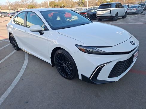 Used 2025 Toyota Camry SE image 8