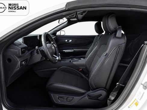 Used 2025 Ford Mustang Convertible RWD image 7