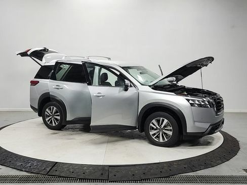 Used 2025 Nissan Pathfinder SL FWD image 9