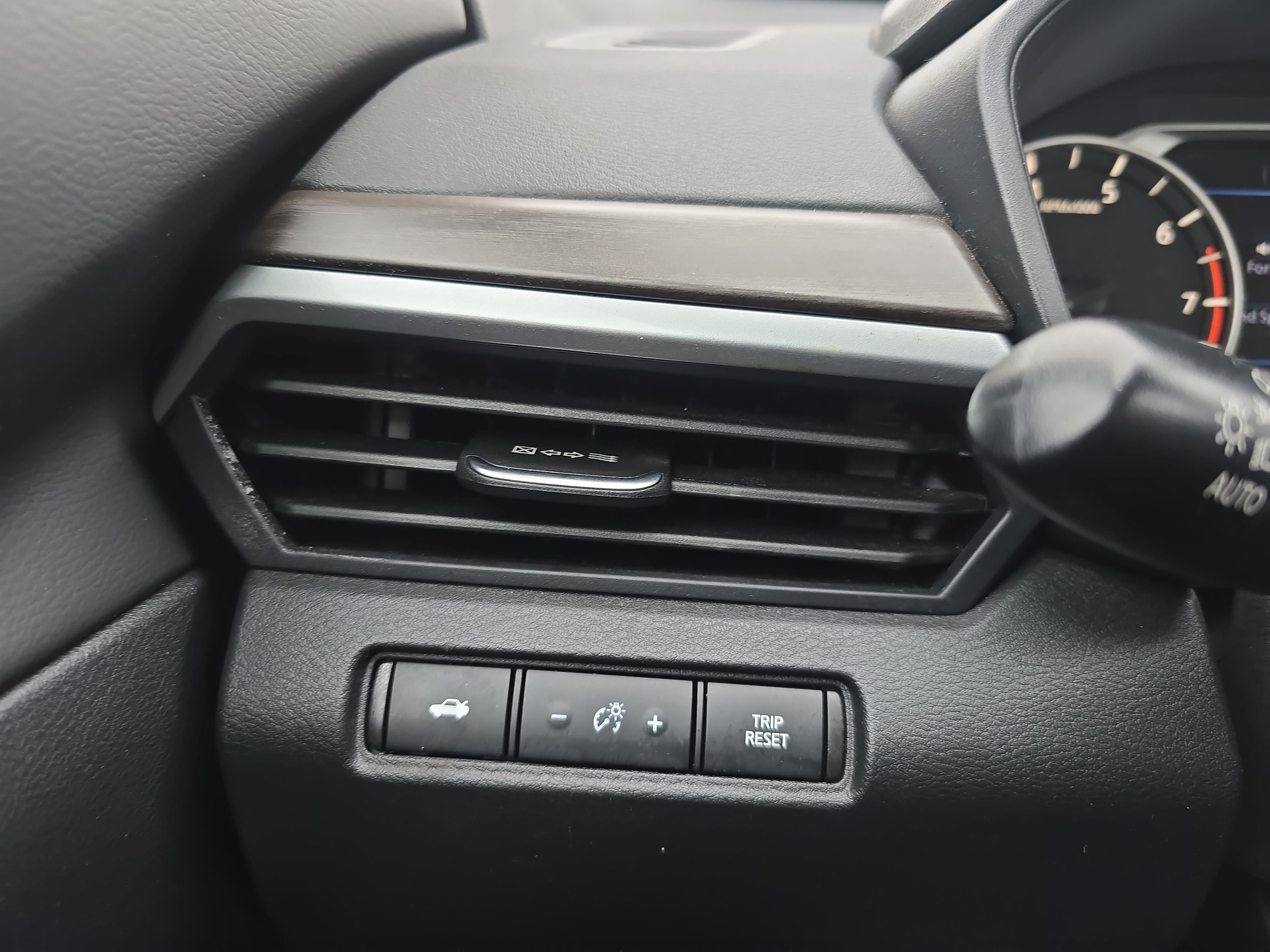 Used 2025 Nissan Altima 2.5 SV FWD image 24