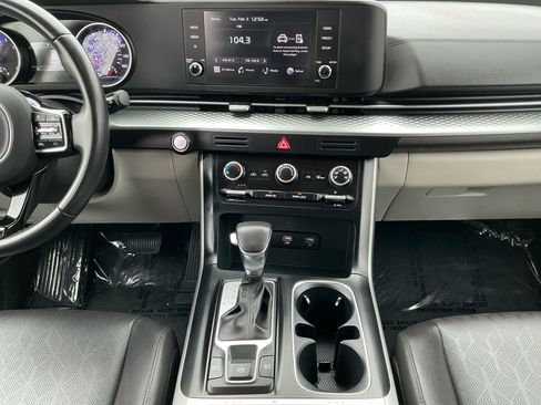 Used 2024 Kia Carnival LX image 11