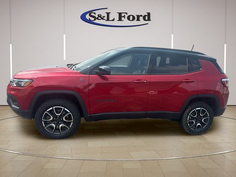 Used 2025 Jeep Compass Trailhawk AWD/4WD image 3