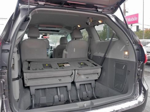 Used 2020 Toyota Sienna XLE Premium image 16