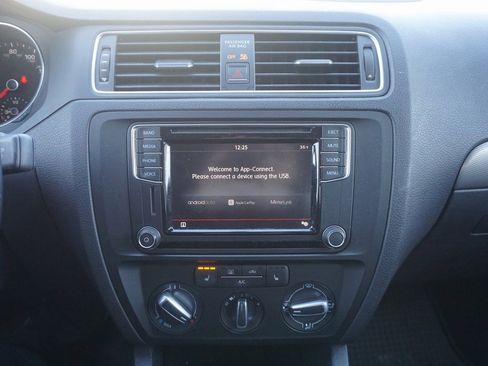 Used 2017 Volkswagen Jetta SE image 10