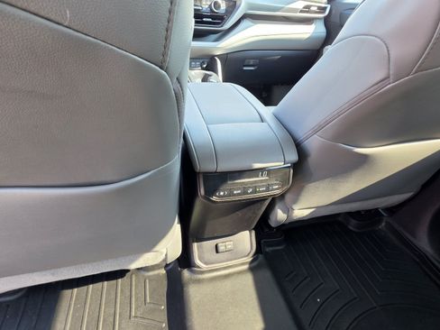 Used 2022 Toyota Highlander XLE AWD/4WD image 19