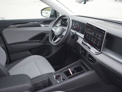 New 2025 Volkswagen Tiguan SE image 16