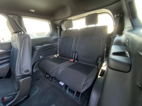 Used 2025 Jeep Grand Cherokee L Laredo image 17