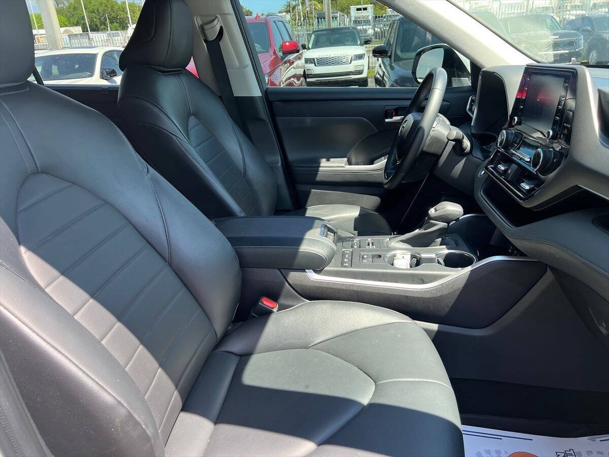 Used 2022 Toyota Highlander XLE AWD/4WD image 8