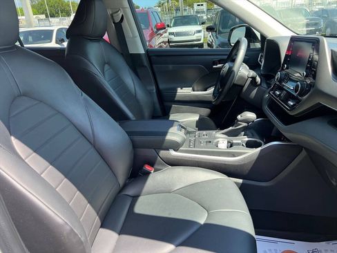Used 2022 Toyota Highlander XLE AWD/4WD image 8