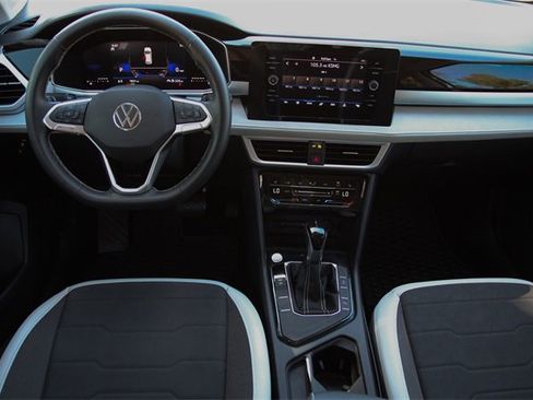 Certified 2025 Volkswagen Taos SE image 16