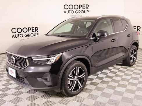 Used 2023 Volvo XC40 B4 Plus image 10