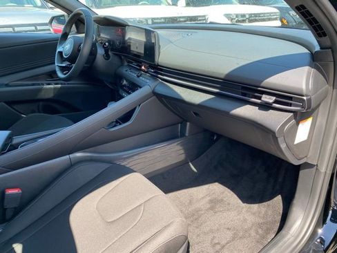 New 2025 Hyundai Elantra SEL image 31