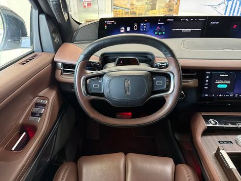 Used 2025 Lincoln Navigator Reserve AWD/4WD image 14