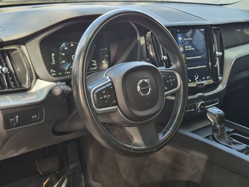 Used 2019 Volvo XC60 T5 Momentum w/ Premium Package FWD image 9