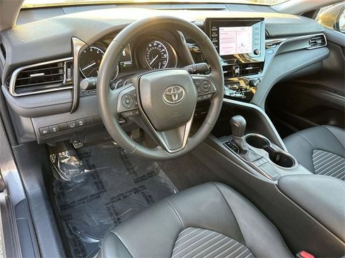 Used 2022 Toyota Camry SE image 9