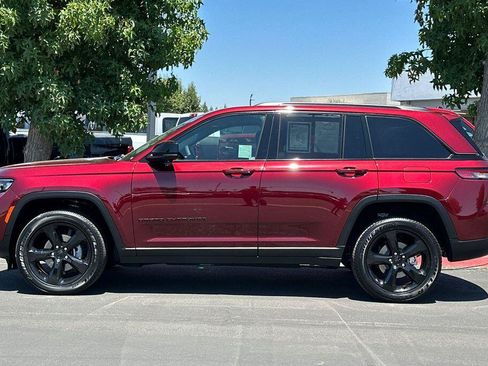 Used 2025 Jeep Grand Cherokee Altitude AWD/4WD image 7