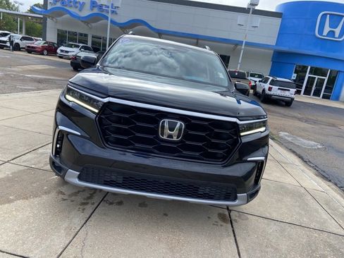 Used 2023 Honda Pilot Touring image 3