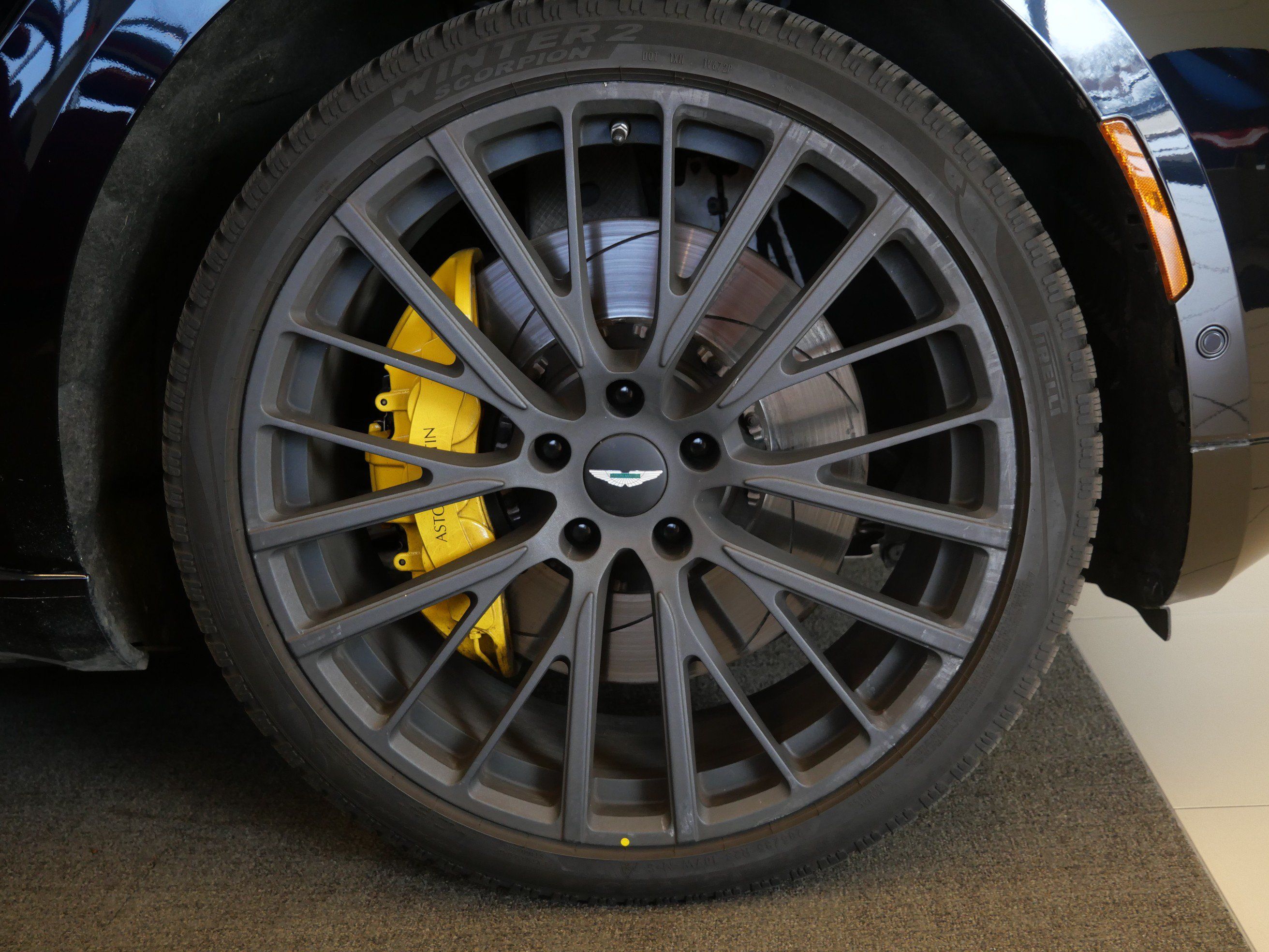 Used 2023 Aston Martin DBX AWD/4WD image 9