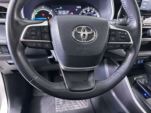 Used 2022 Toyota Highlander XLE image 11