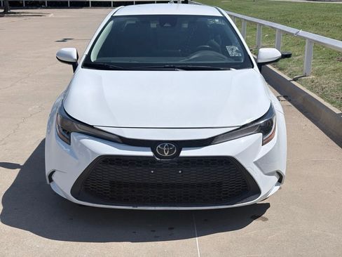 Used 2022 Toyota Corolla LE FWD image 2