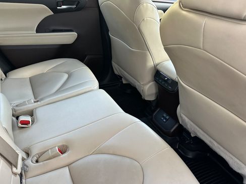 Used 2022 Toyota Highlander XLE AWD/4WD image 33