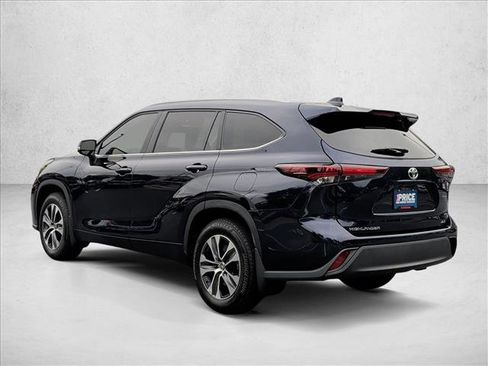 Used 2025 Toyota Highlander XLE FWD image 7