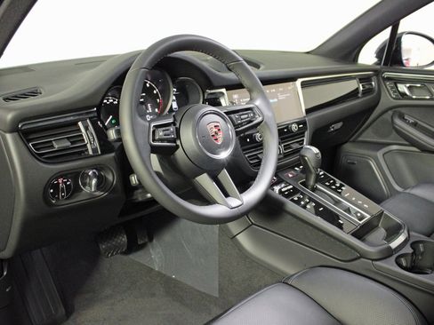 New 2026 Porsche Macan image 4