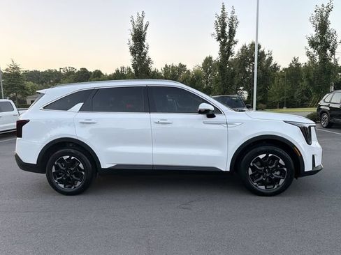 Used 2024 Kia Sorento S w/ Panoramic Sunroof Package FWD image 2
