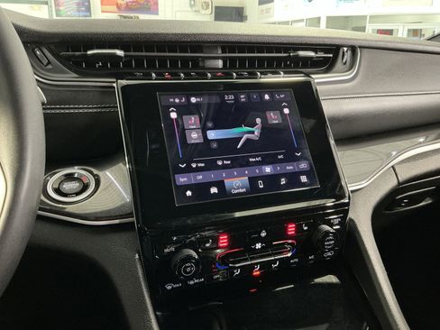 Used 2023 Jeep Grand Cherokee Altitude image 28