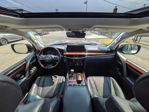 Used 2021 Lexus LX 570 4WD w/ Luxury Package image 9