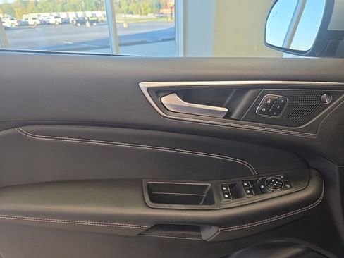 Used 2024 Ford Edge Titanium image 11