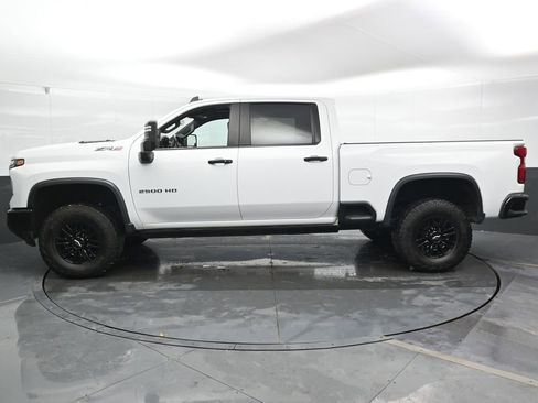 Used 2024 Chevrolet Silverado 2500 ZR2 w/ Technology Package image 10
