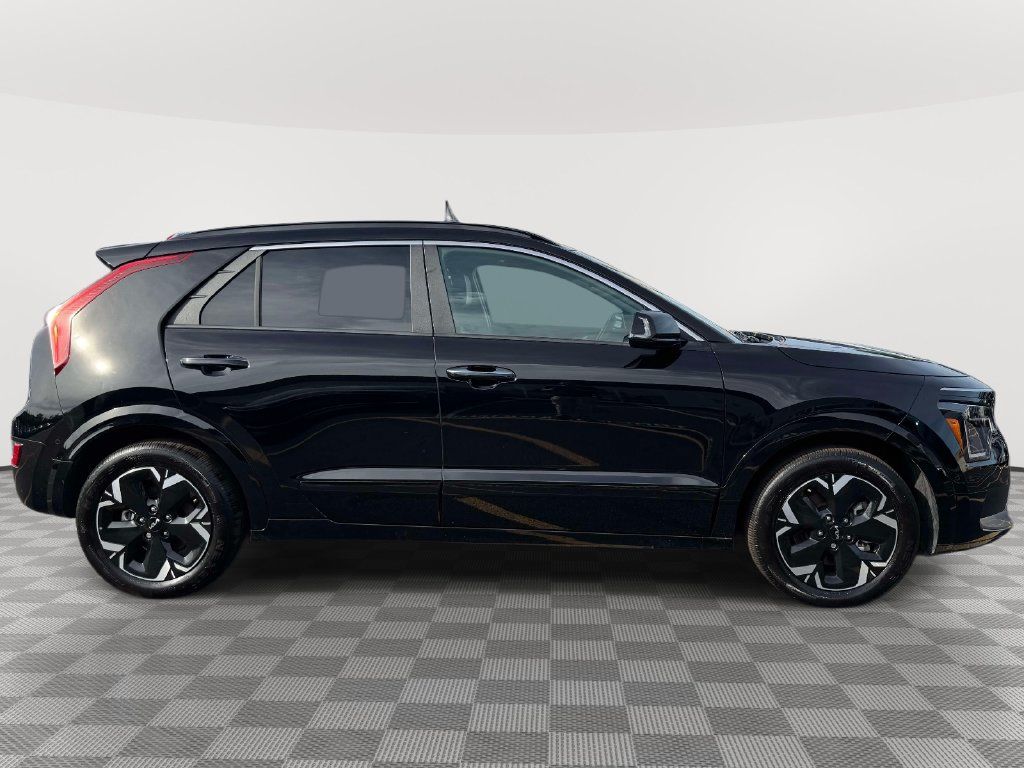 Certified 2025 Kia Niro Wave w/ Wave Preserve Package FWD image 4