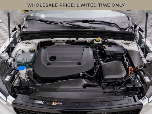 Used 2025 Volvo XC40 B5 Plus image 30