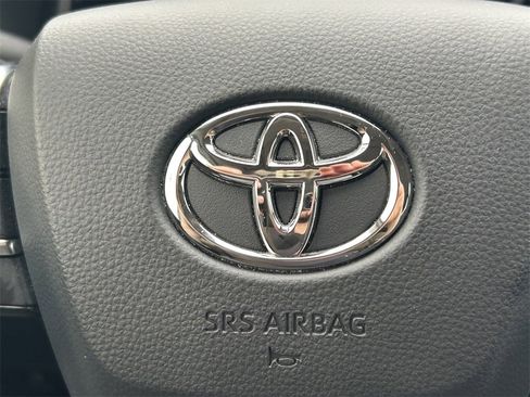 Used 2020 Toyota Highlander XLE image 41