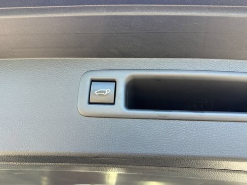 Used 2023 Toyota Highlander LE FWD image 29