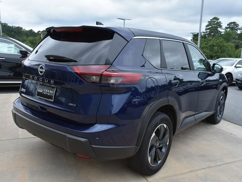 Used 2025 Nissan Rogue SV image 12