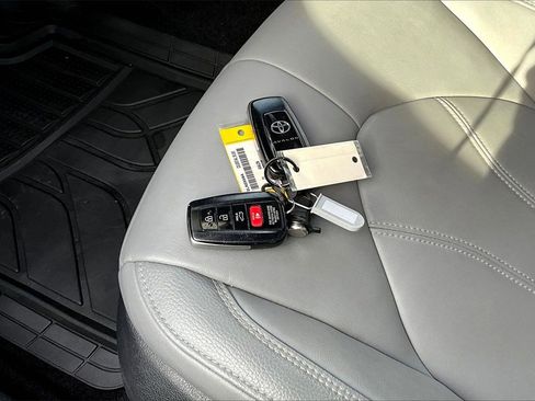 Used 2019 Toyota Avalon XLE image 30