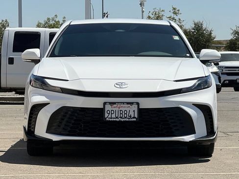 Used 2025 Toyota Camry SE FWD image 11