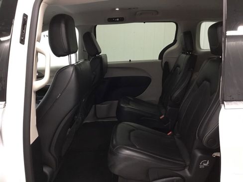 Used 2023 Chrysler Pacifica Touring-L image 12