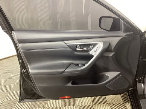 Used 2016 Nissan Altima 2.5 SR w/ LED Appearance Package image 15