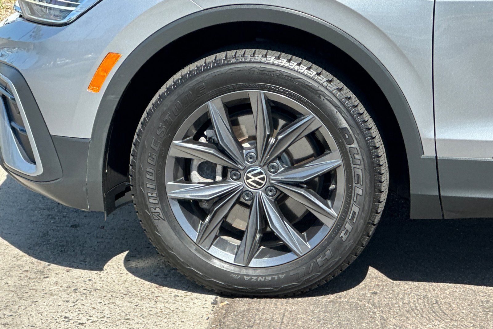 Used 2023 Volkswagen Tiguan SE w/ Panoramic Sunroof Package FWD image 27