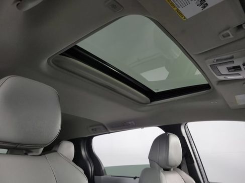 Used 2025 Toyota Sienna XLE FWD image 20